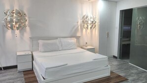 Una camera da letto moderna con un letto grande, due comodini e un armadio.
