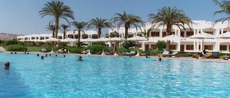3 AuĂenpools, geöffnet von 07:00 Uhr bis 19:00 Uhr, Sonnenschirme