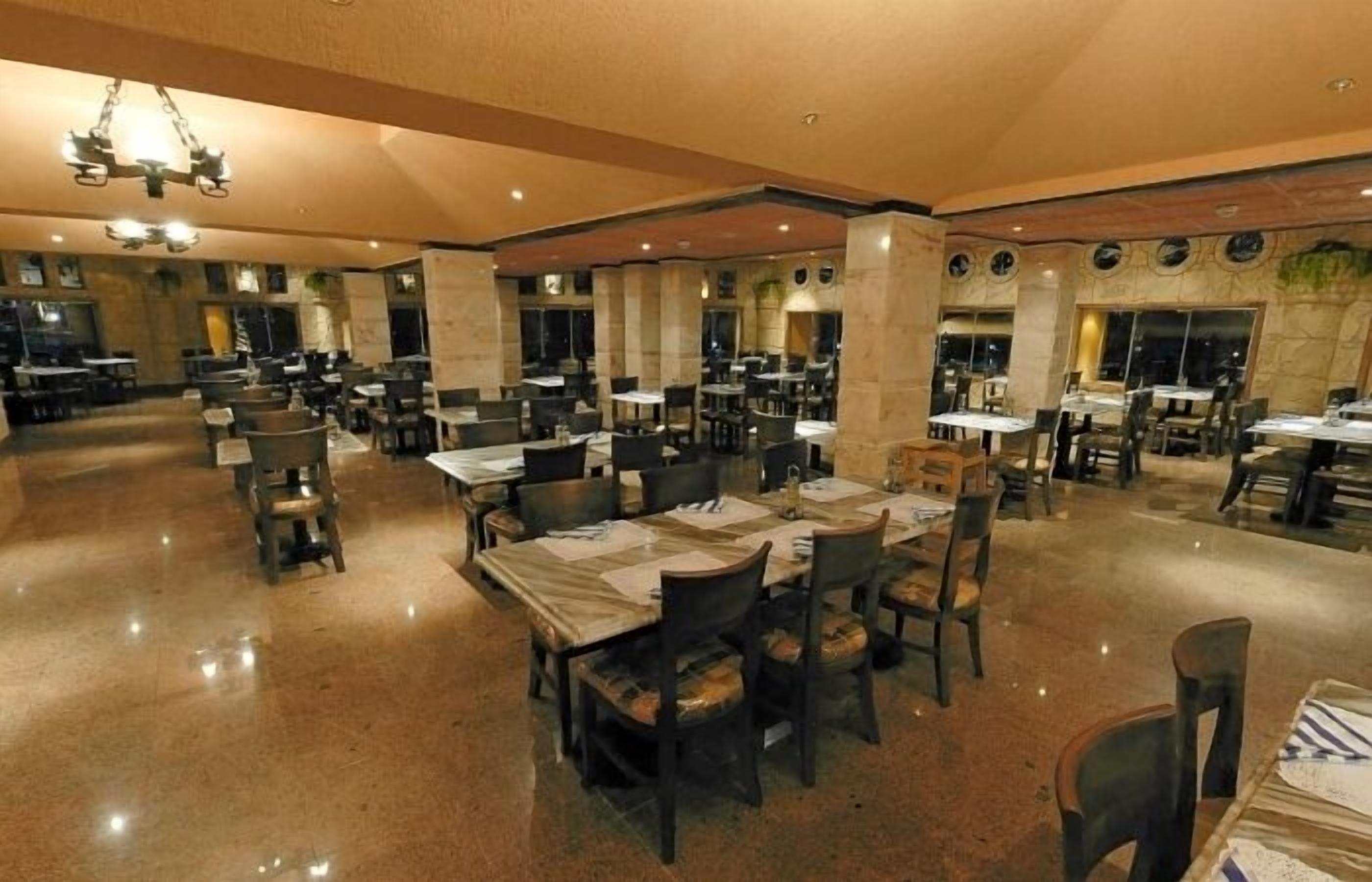 2 restaurants; breakfast, lunch, and dinner served