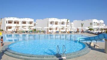 3 piscines extérieures, parasols de plage, chaises longues