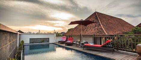 Een buitenzwembad, een zwembad met een waterval