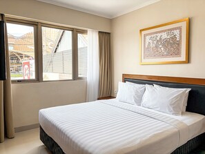 In-room safe, desk, blackout drapes, soundproofing - Svarna Hotel Sanur (Denpasar)