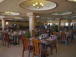 3 restauranter, frokost, lunsj og middag serveres, internasjonale retter