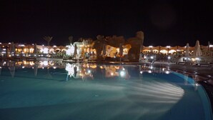 Outdoor pool, pool umbrellas, pool loungers - Happy Life Resort (Marsa Alam)