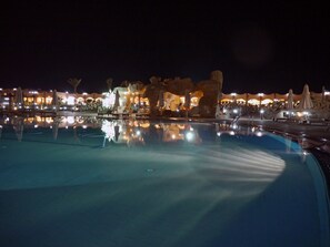 室外游泳池，提供泳池遮陽傘和日光浴躺椅