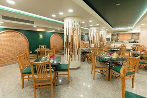 2 restaurants, breakfast served - Happy City Hotel (Cairo)