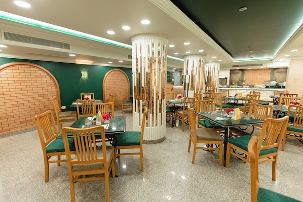 2 restaurants, breakfast served