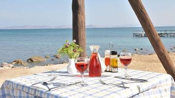 2 restaurants; breakfast, lunch, and dinner served
