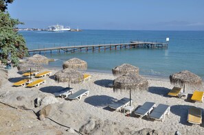 Private beach, sun loungers, beach umbrellas, beach towels - Mastichari Bay Hotel (Kos)