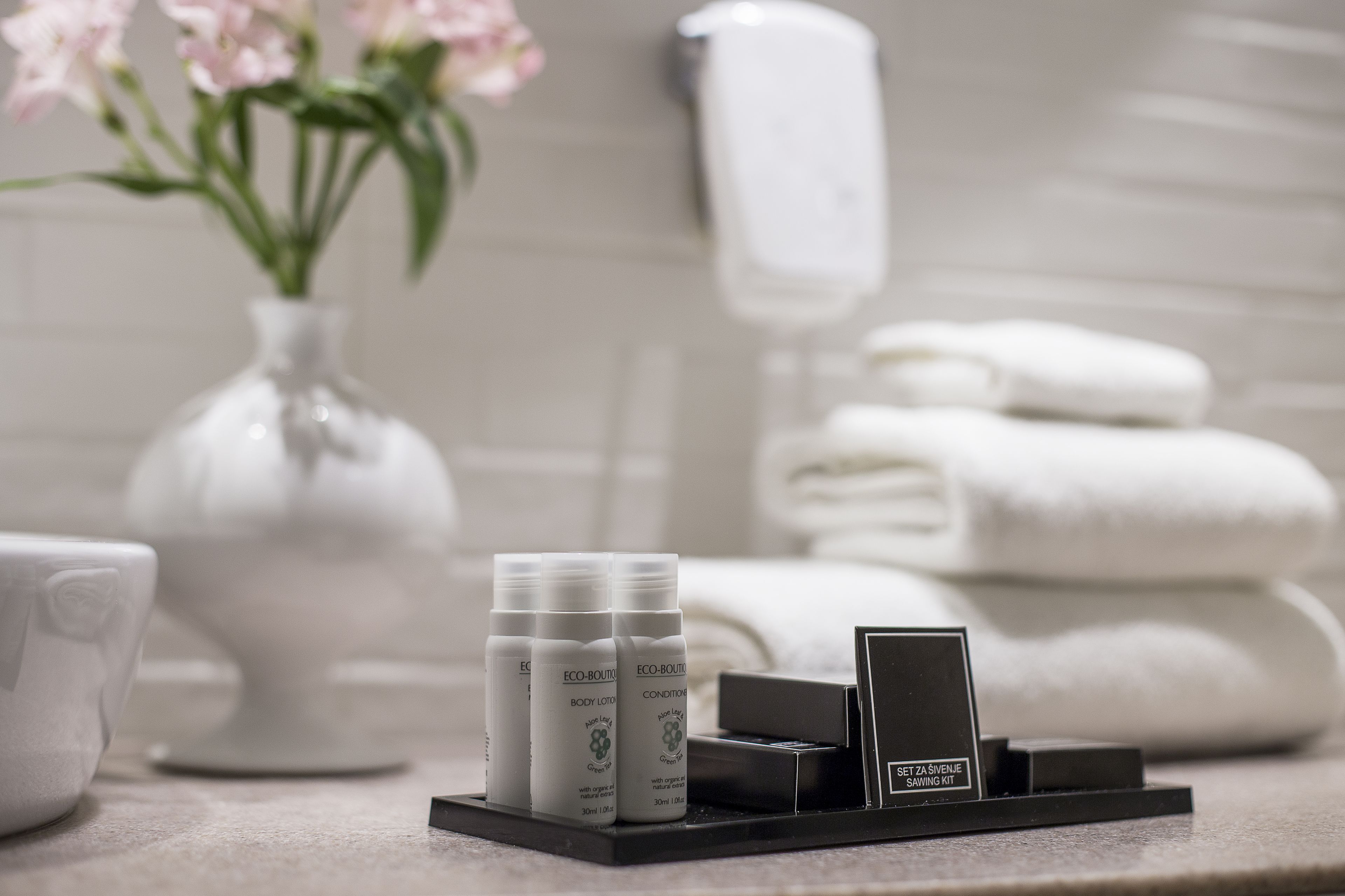 deluxe room (double use) | 1 bedroom, minibar, in-room safe, desk