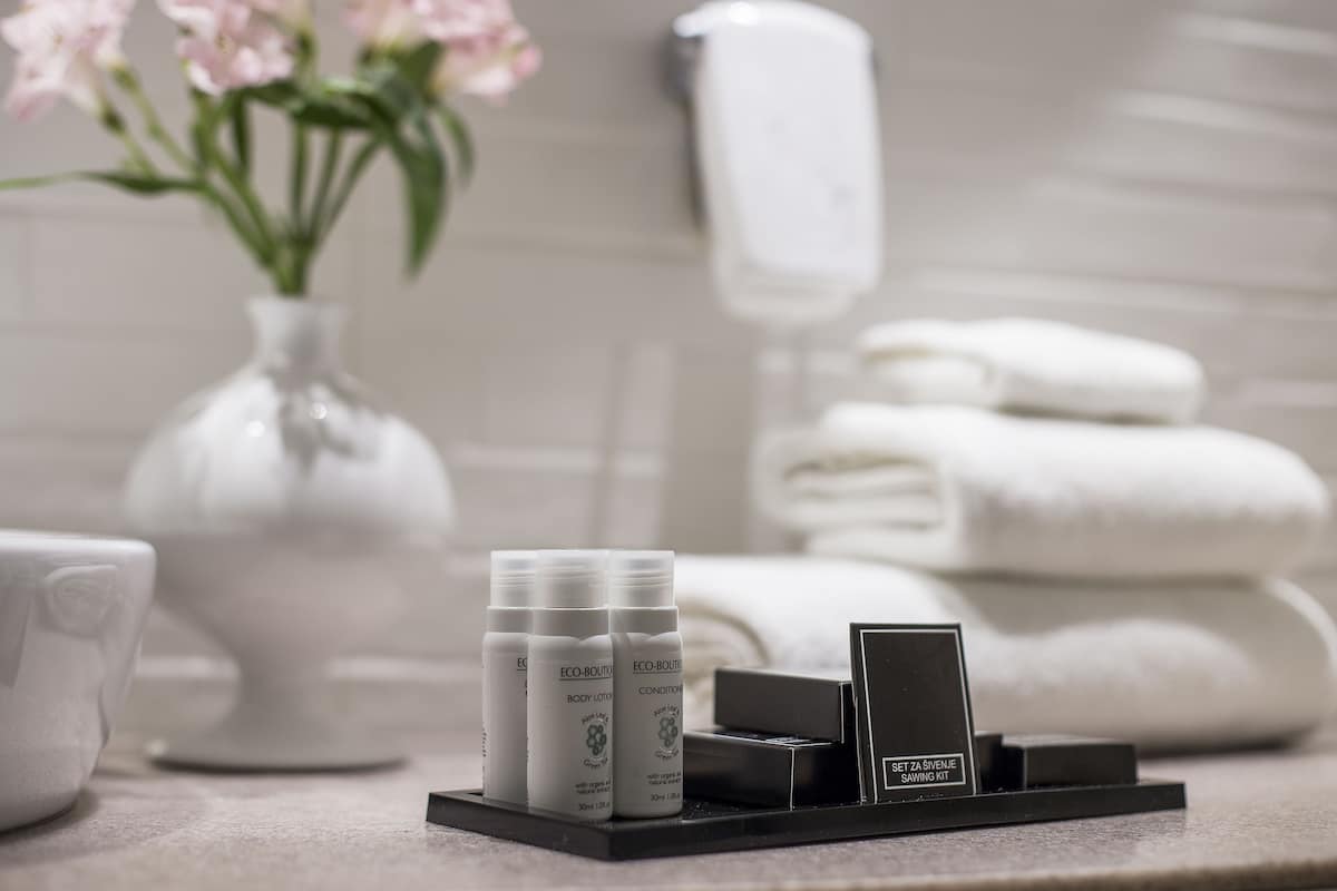 deluxe room (double use) | 1 bedroom, minibar, in-room safe, desk