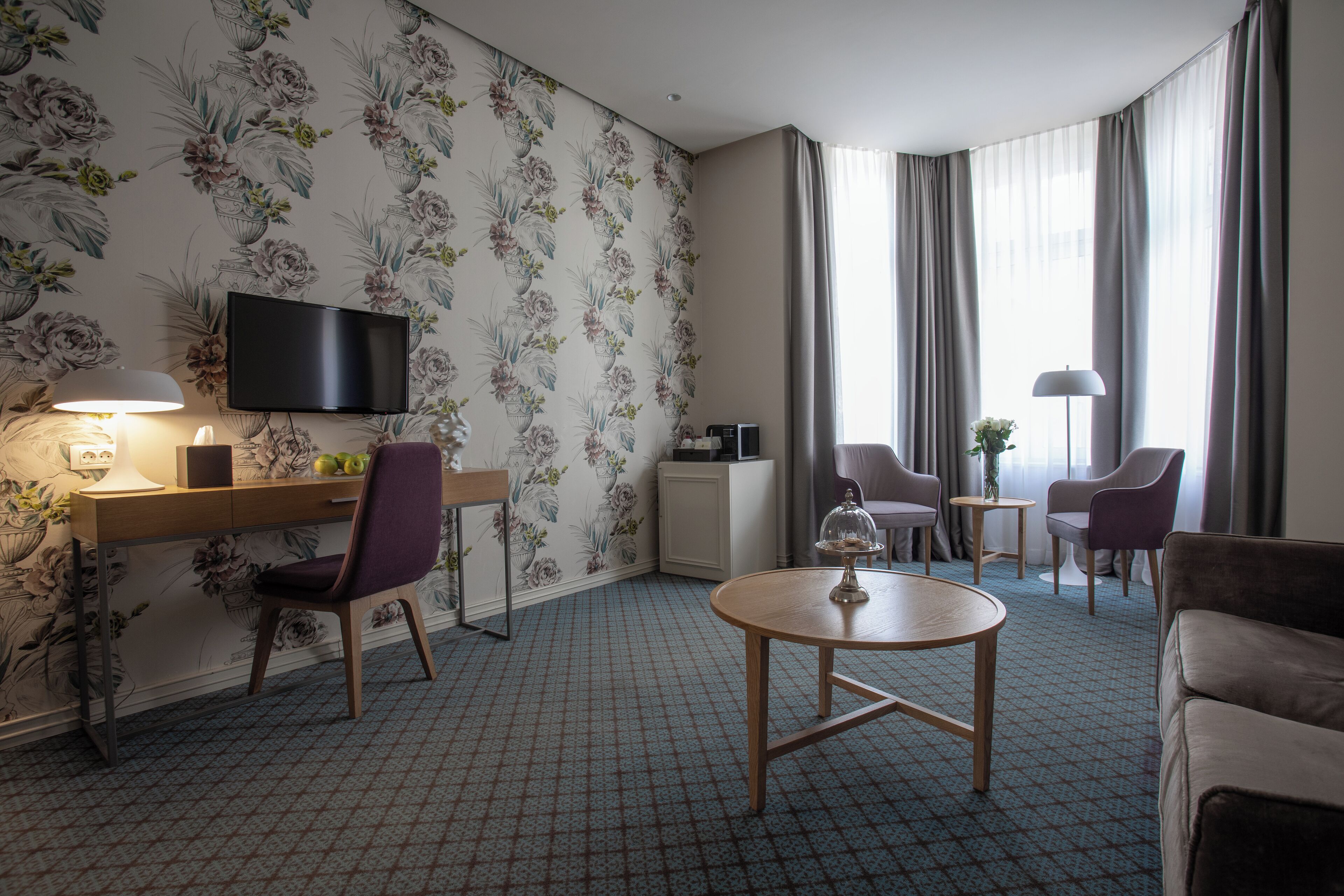 Comfort Apartment | Minibar, in-room safe, desk, blackout drapes