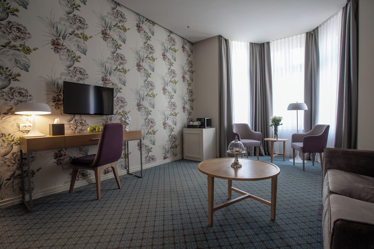 Leilighet – comfort | Minibar, safe på rommet, skrivebord og blendingsgardiner