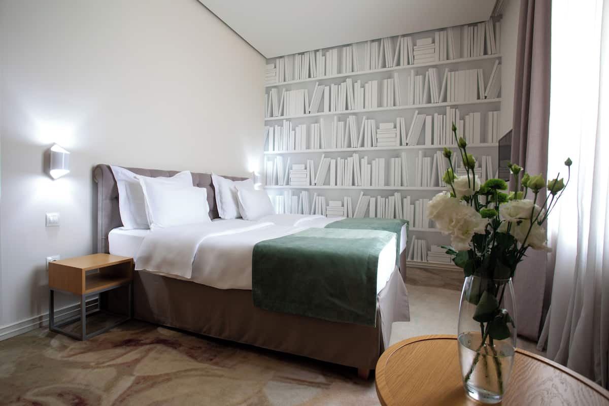 1 chambre, minibar, coffres-forts dans les chambres, bureau