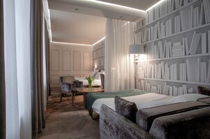 Habitación familiar, 1 cama de matrimonio grande con sofá cama | Minibar, caja fuerte, escritorio y cortinas opacas