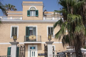 A two-story building with a balcony, green shutters, and a sign that reads "Willino Gregorich." - Villino Gregoraci Relais (Santa Marinella)