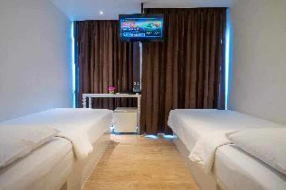 In-room safe, free WiFi, wheelchair access