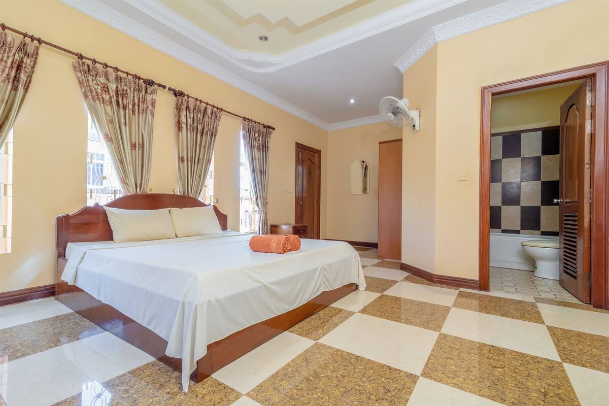 Standard Double Room, 1 Queen Bed (Free Pick Up) | 1 bedroom, minibar, desk, iron/ironing board (on request)