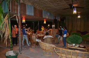 يتم تقديم الإفطار والغداء والعشاء 