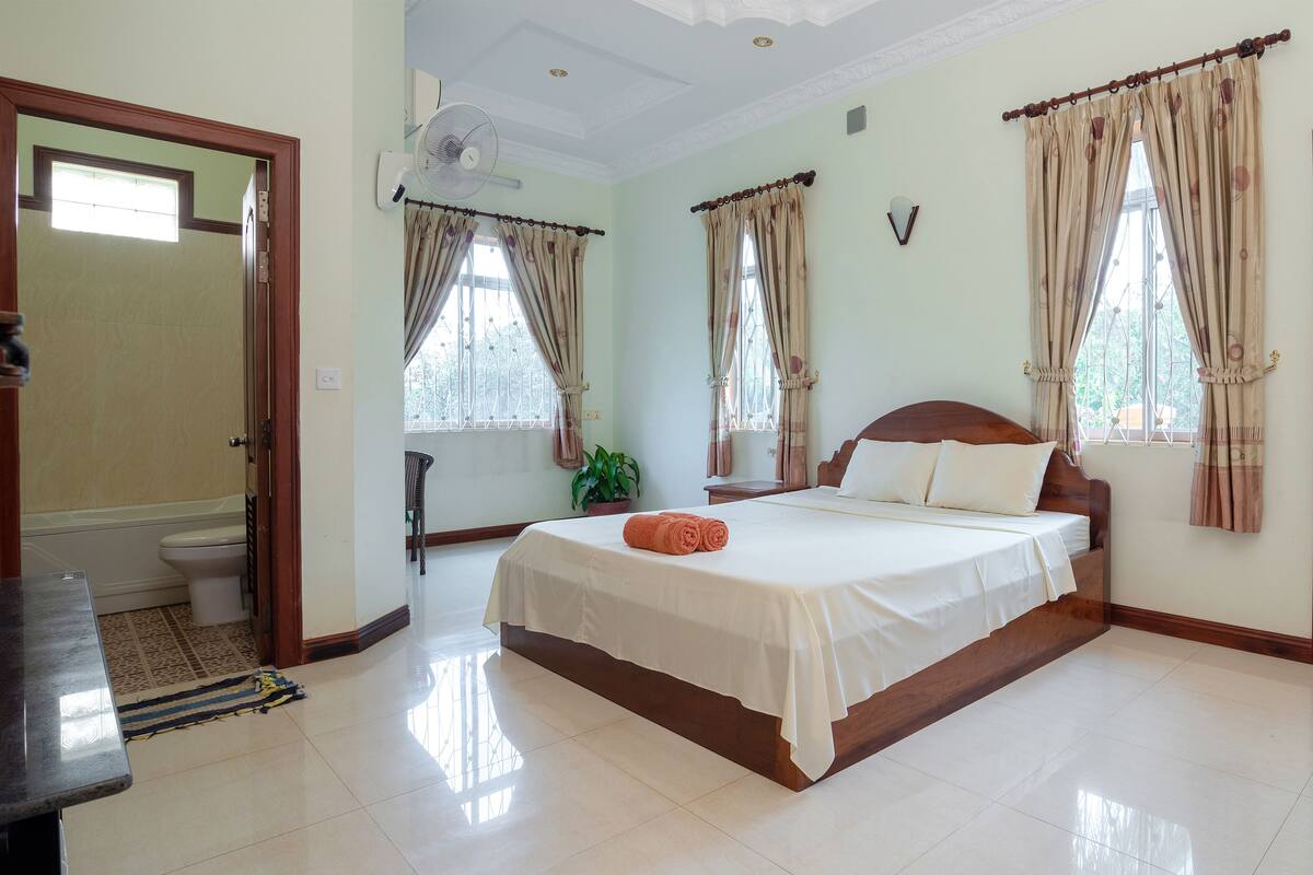 Superior Double Room + Free Pick Up | 1 bedroom, minibar, desk, iron/ironing board (on request)
