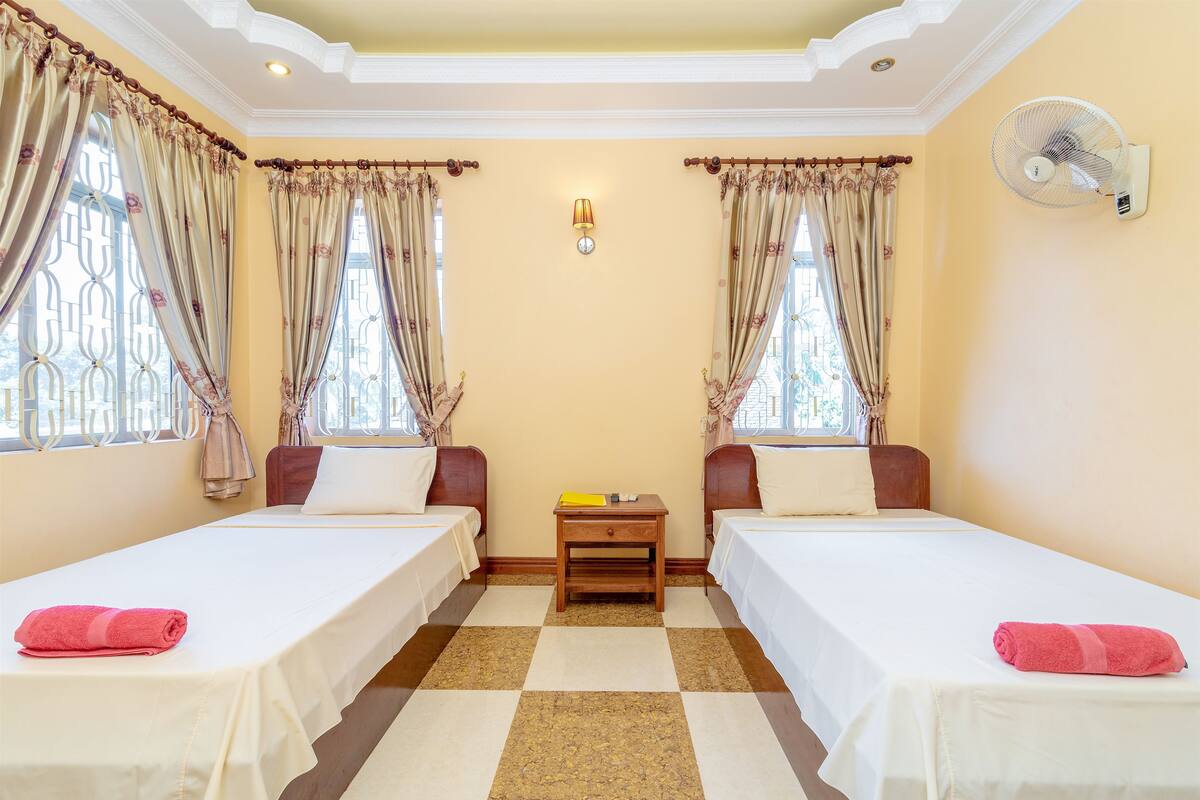 Standard Twin Room (Free Pick up) | 1 bedroom, minibar, desk, iron/ironing board (on request)