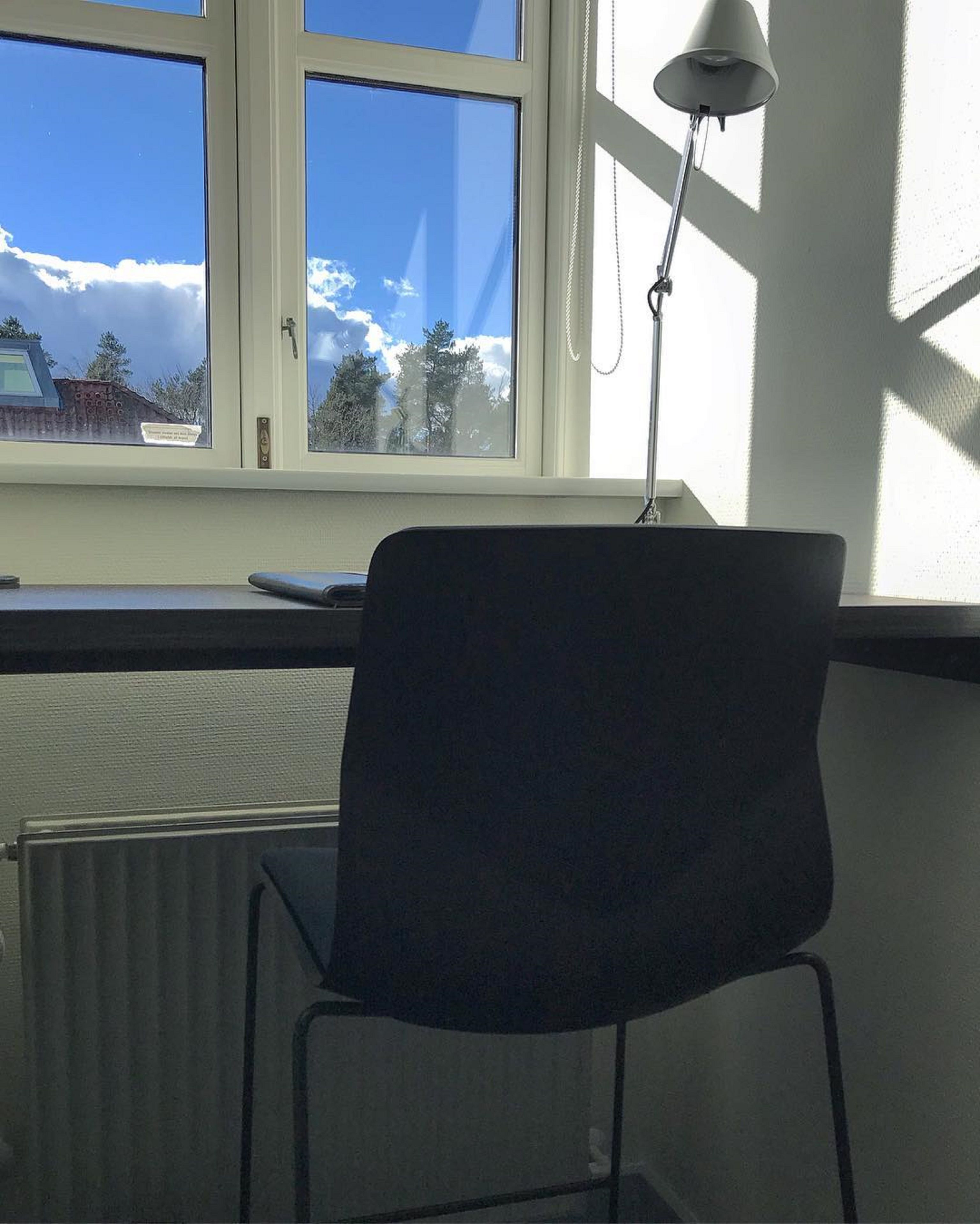 single room | desk, soundproofing, cots/infant beds, rollaway beds