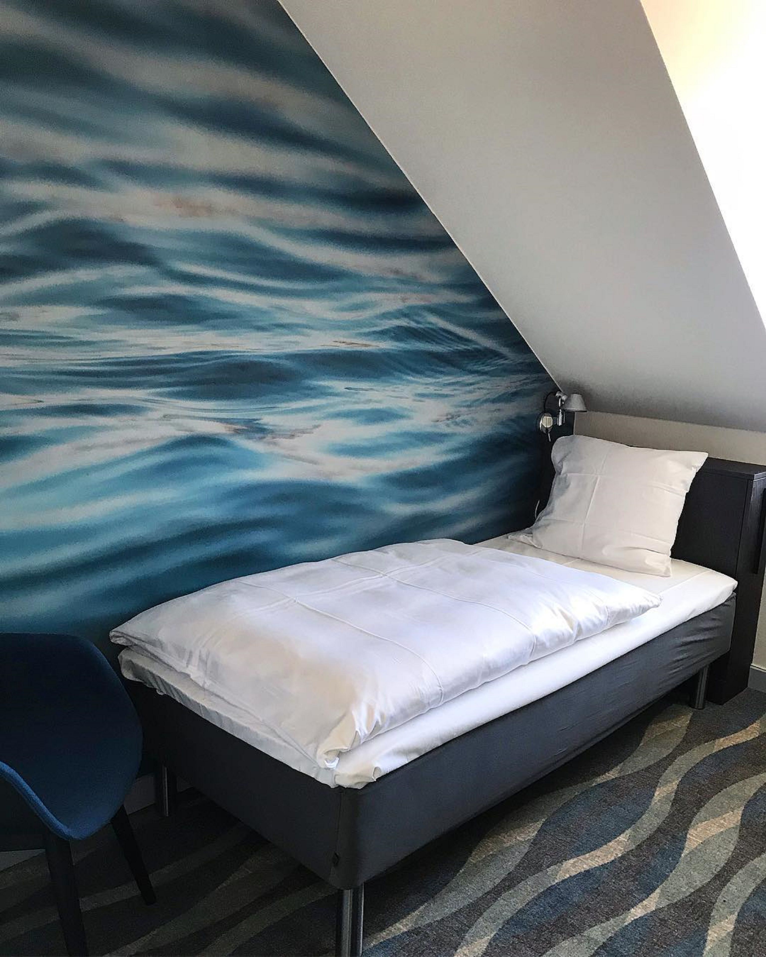 single room | desk, soundproofing, cots/infant beds, rollaway beds