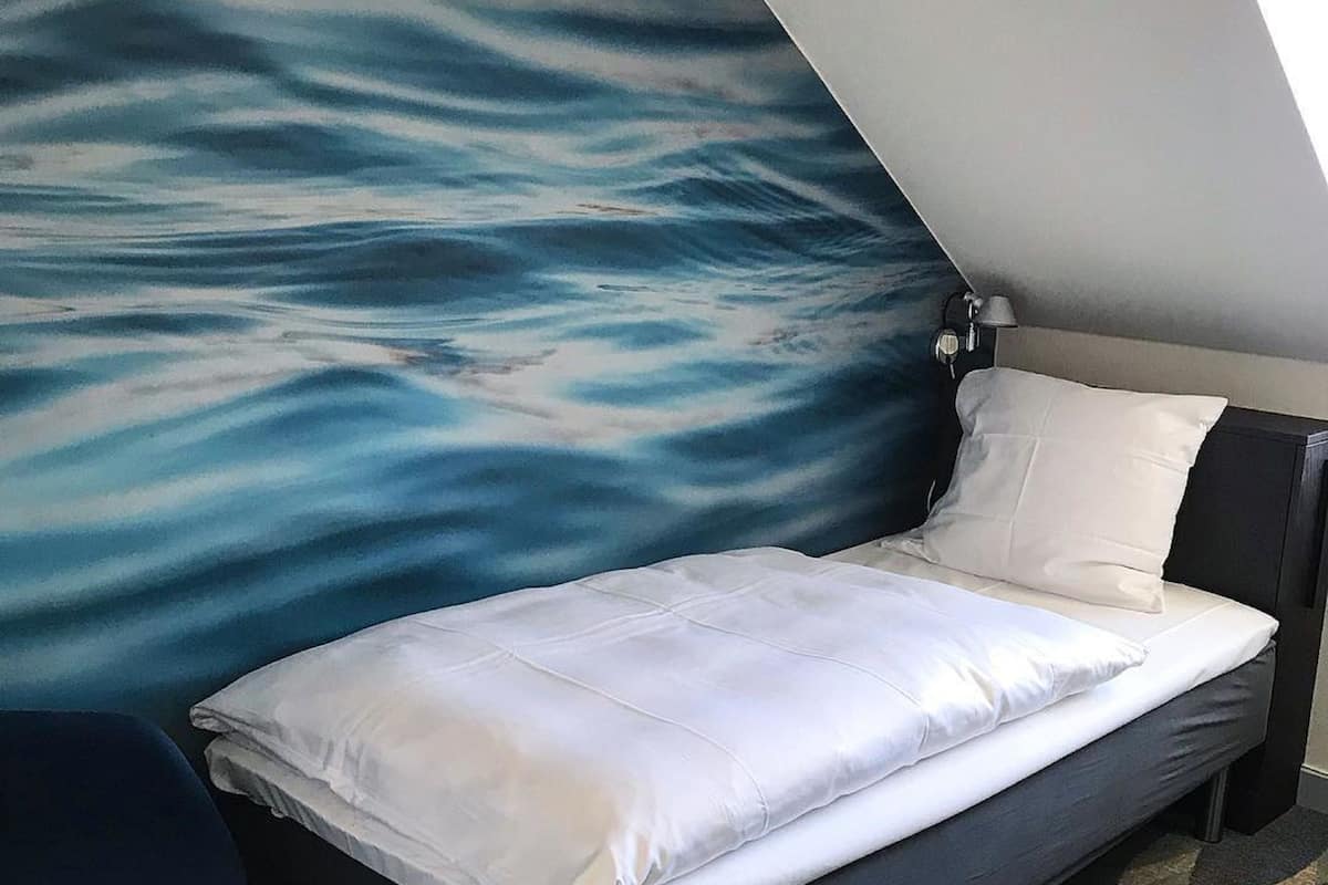 single room | desk, soundproofing, cots/infant beds, rollaway beds