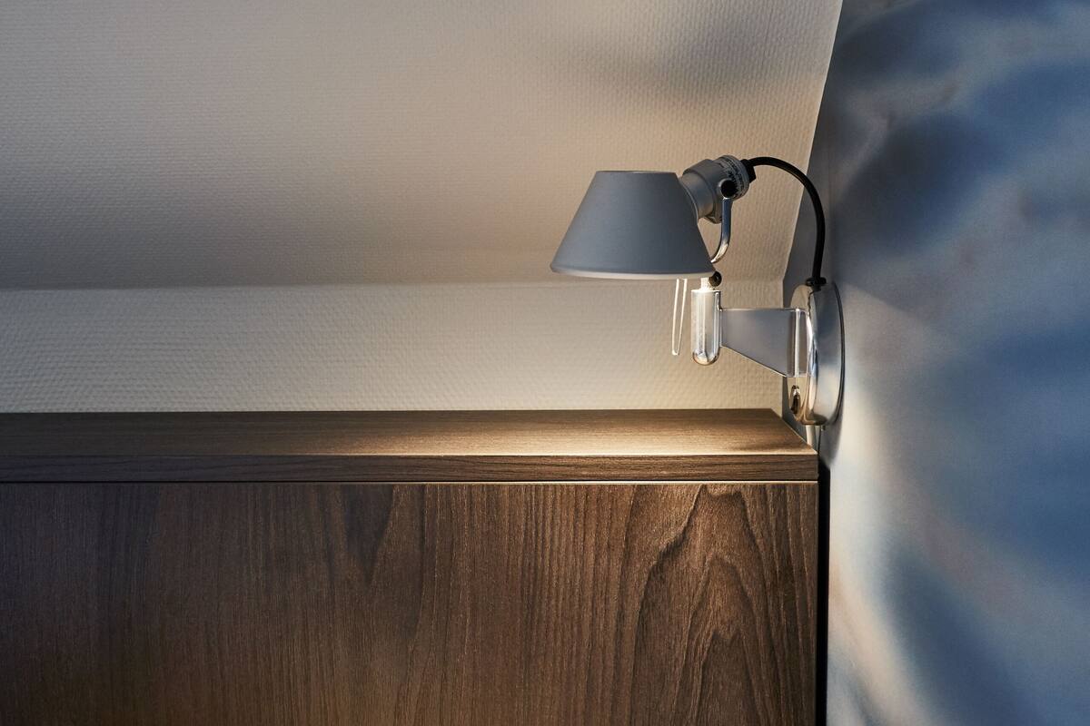 single room | desk, soundproofing, cots/infant beds, rollaway beds