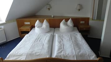 Ropa de cama hipoalergénica, escritorio y tabla de planchar con plancha