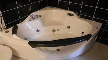 Baignoire relaxante profonde, douche à « effet pluie »