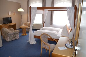 Literie hypoallergénique, bureau, fer et planche à repasser