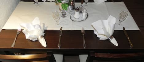 Lunch and dinner served, international cuisine