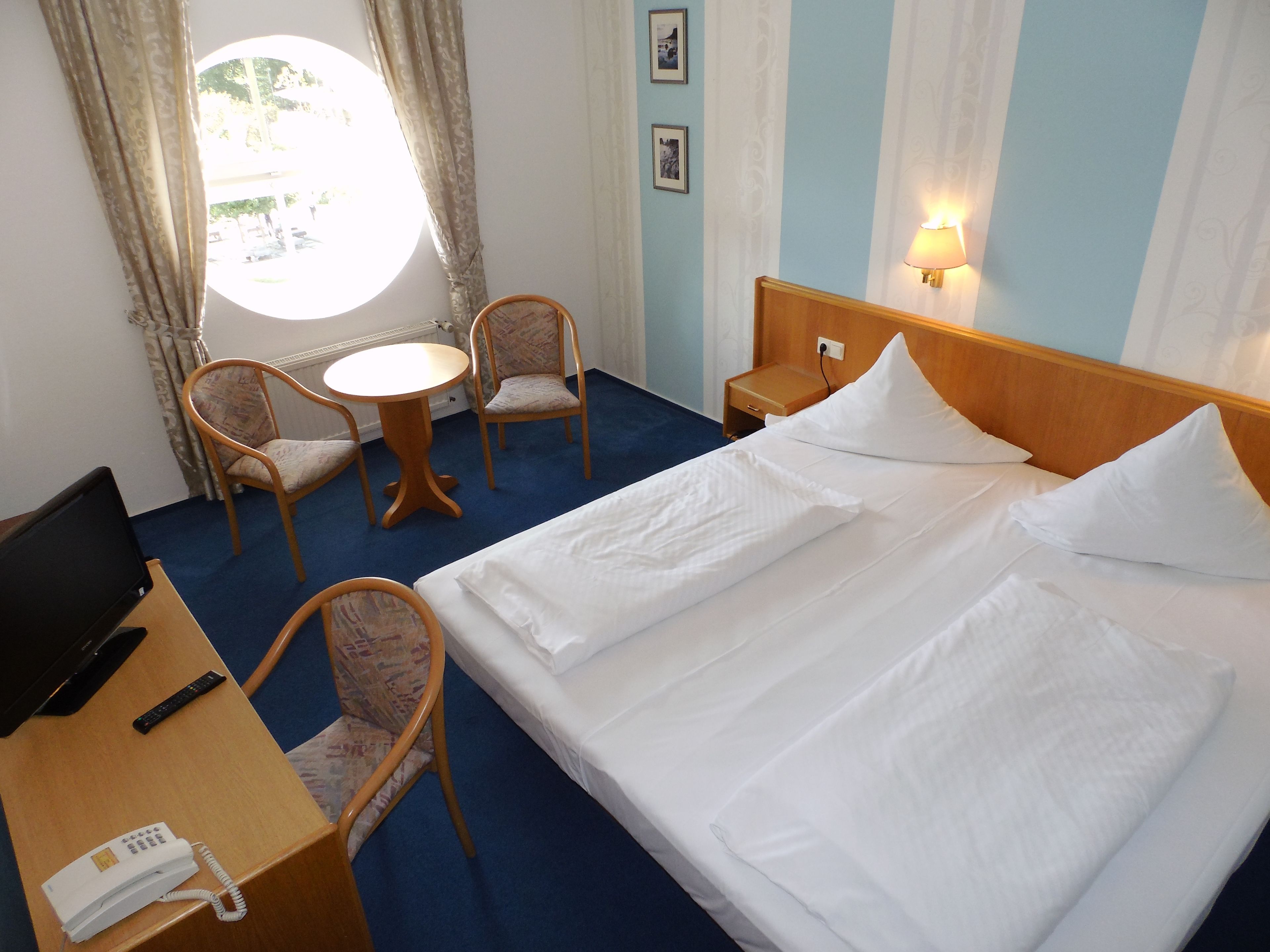 Allergikerbettwaren, Schreibtisch, Bügeleisen/Bügelbrett