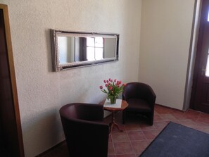 Lobby lounge - Hotel Zur Eldenburg (Luebz)