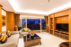 Chambre Exécutive, 2 chambres, vue ville | Coffres-forts dans les chambres, bureau, rideaux occultants