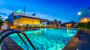 Outdoor pool - Tara Court Hotel (Pattaya)