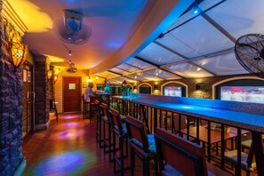 Breakfast, lunch, dinner served; Irish cuisine