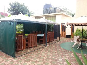 供應早餐、午餐和晚餐，露天餐廳