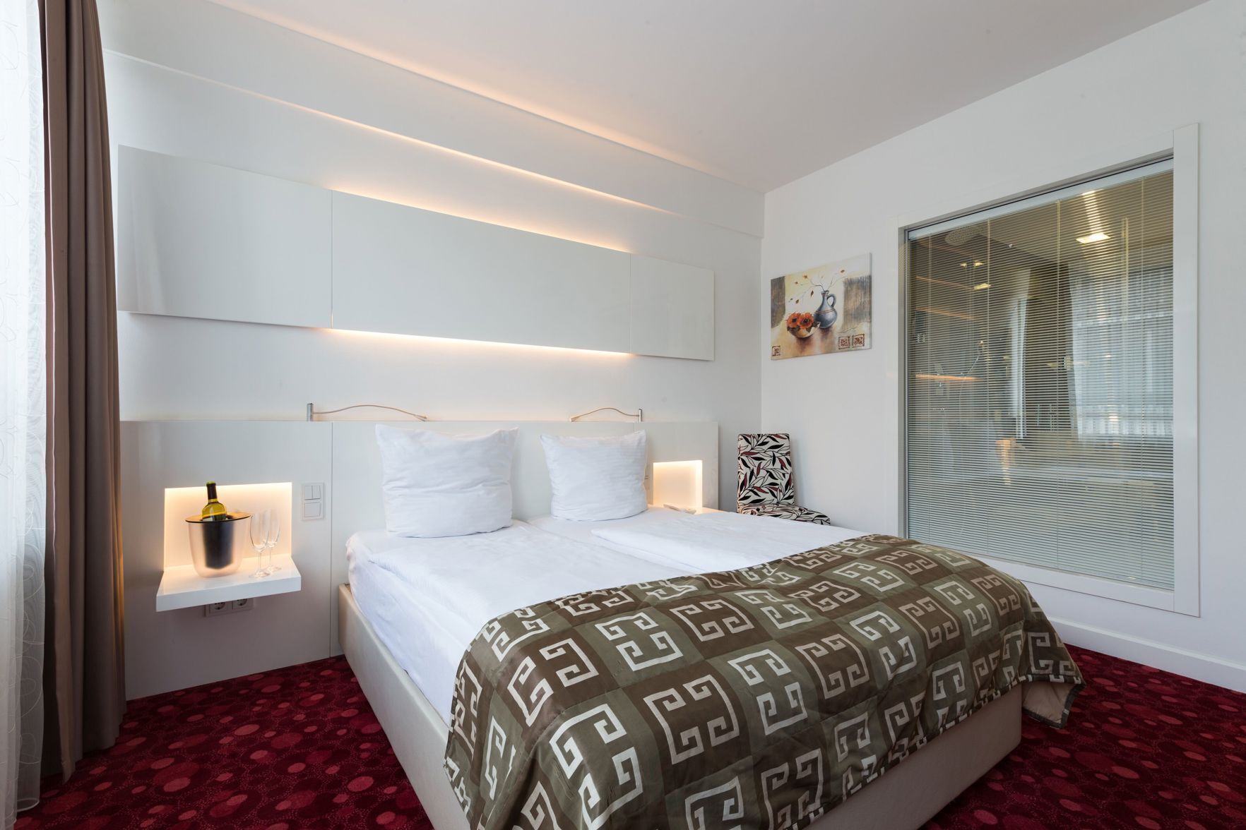 أغطية فراش متميزة وأسرّة سليكت كومفورت وميني بار وخزنة داخل الغرفة