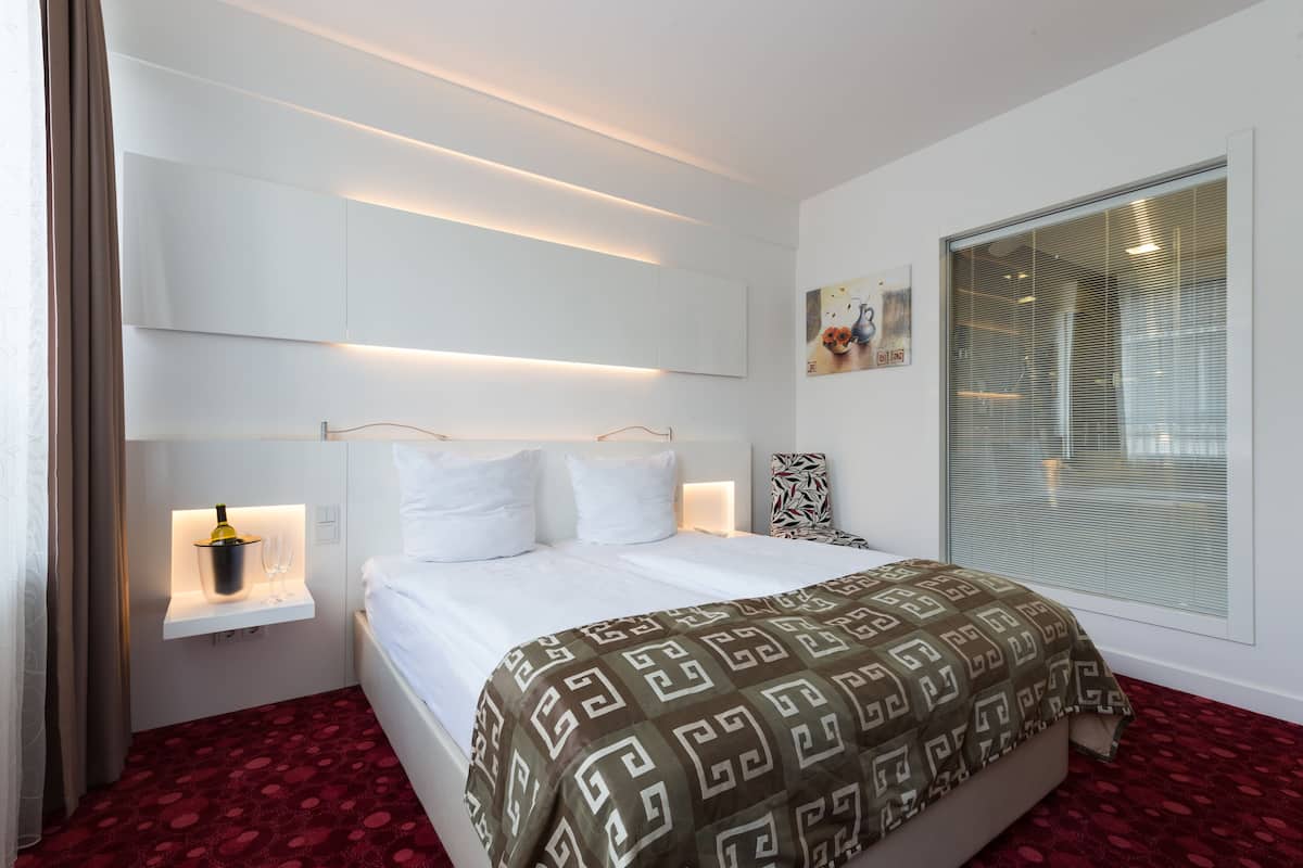 Standaard tweepersoonskamer | Luxe beddengoed, Select Comfort-bedden, een minibar