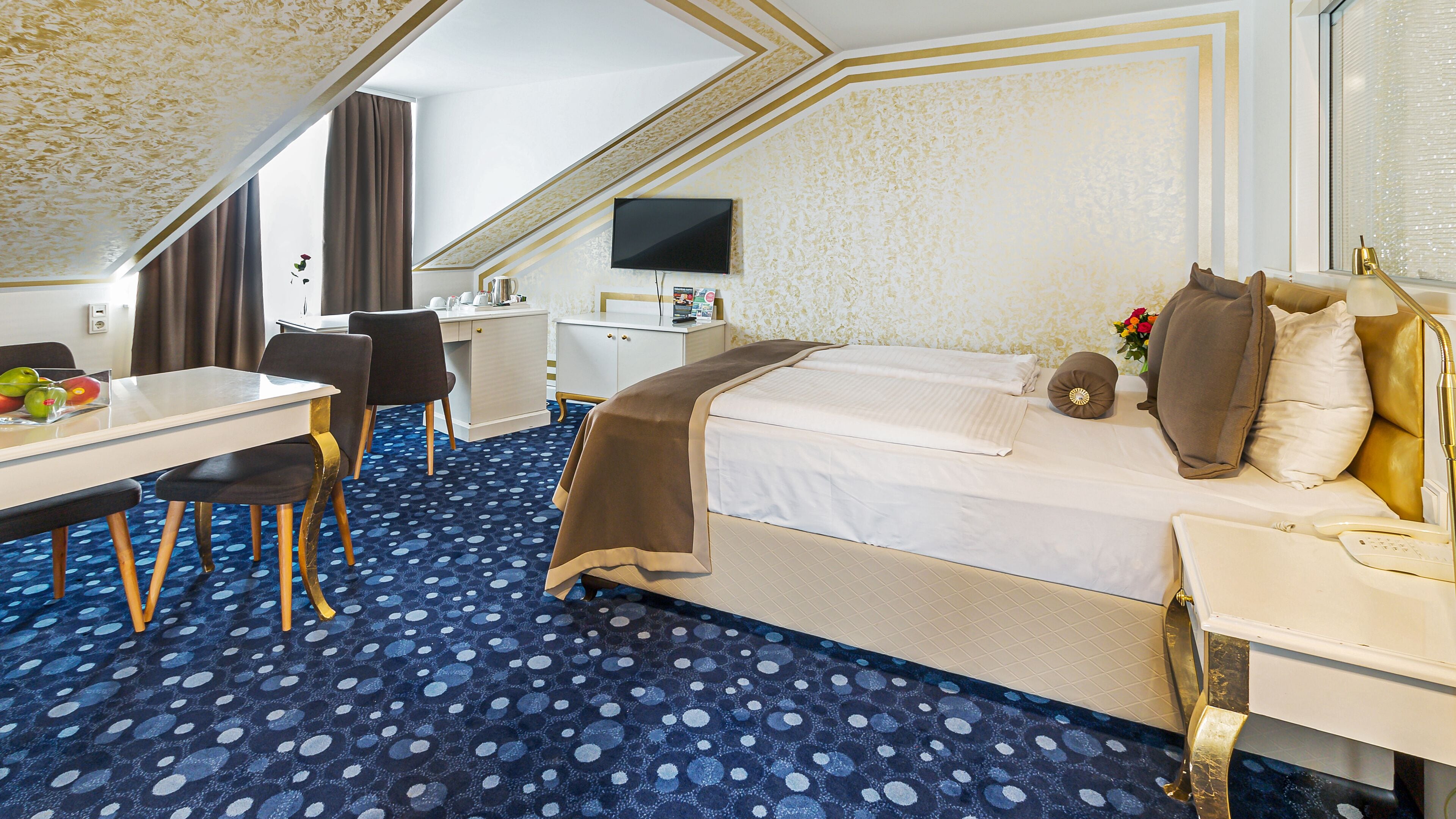 family room | premium bedding, select comfort beds, minibar, in-room safe