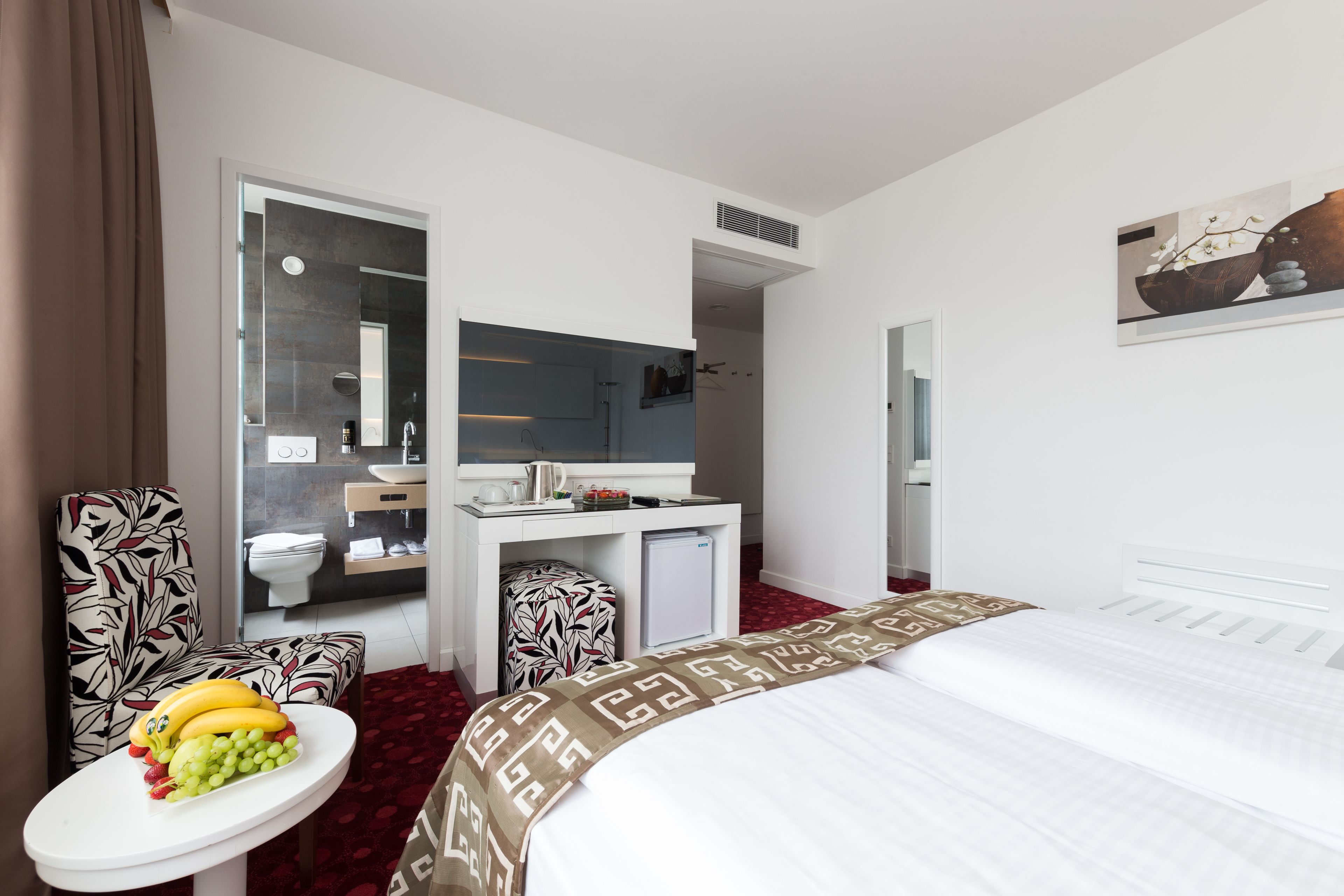 40-inch LCD TV with cable channels, TV