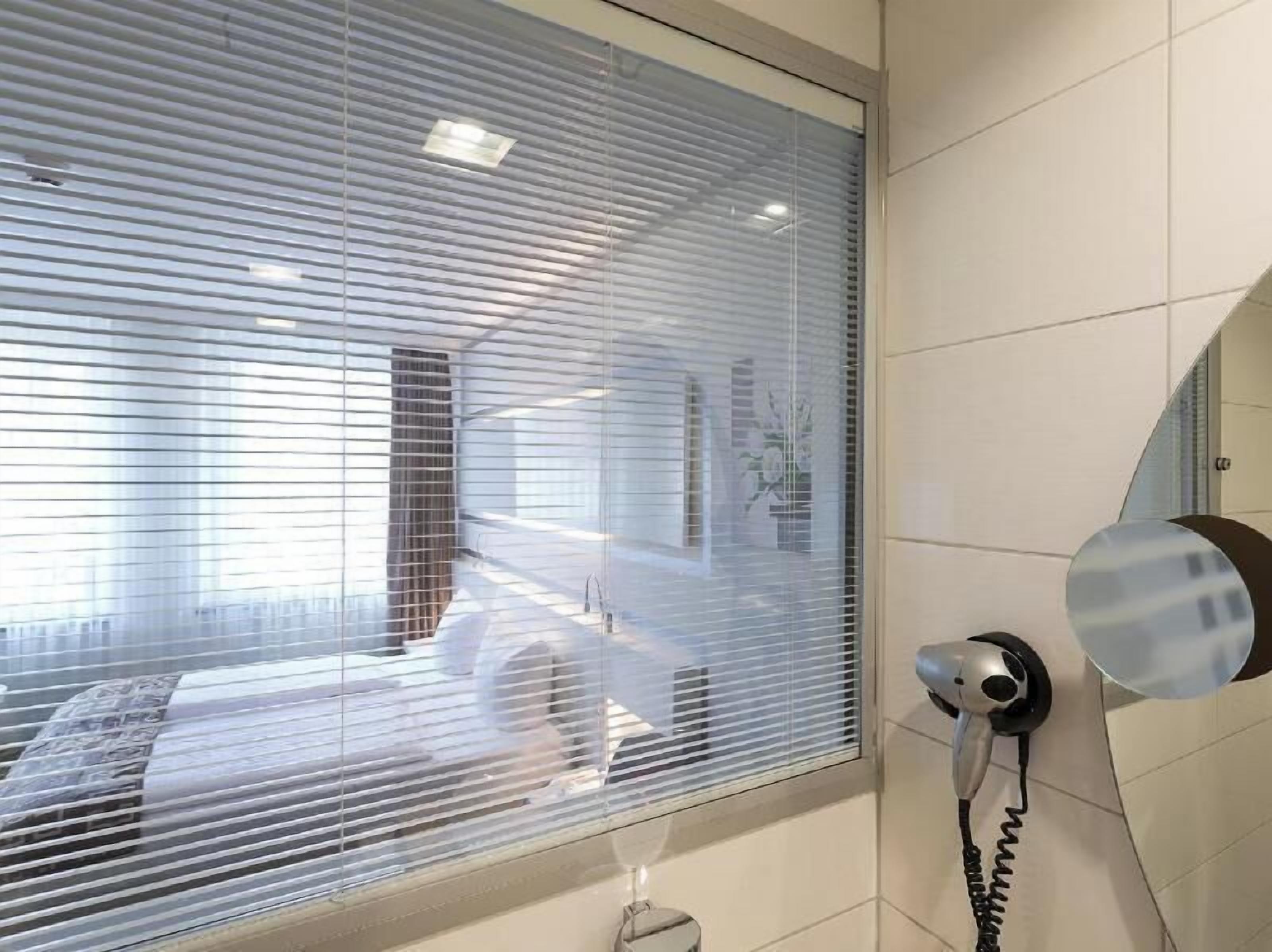 أغطية فراش متميزة وأسرّة سليكت كومفورت وميني بار وخزنة داخل الغرفة