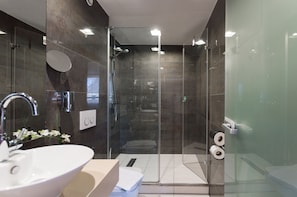 Kahden hengen deluxe-huone | Kylpyhuone | Suihku, hiustenkuivaaja, tohvelit, pyyhkeet