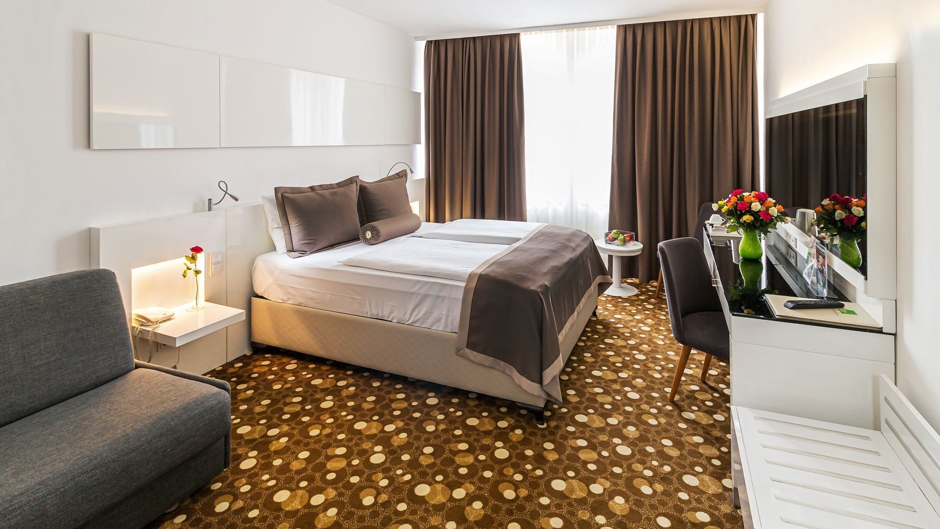 أغطية فراش متميزة وأسرّة سليكت كومفورت وميني بار وخزنة داخل الغرفة