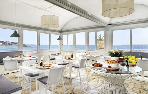 Tägliches inbegriffenes kontinentales Frühstück