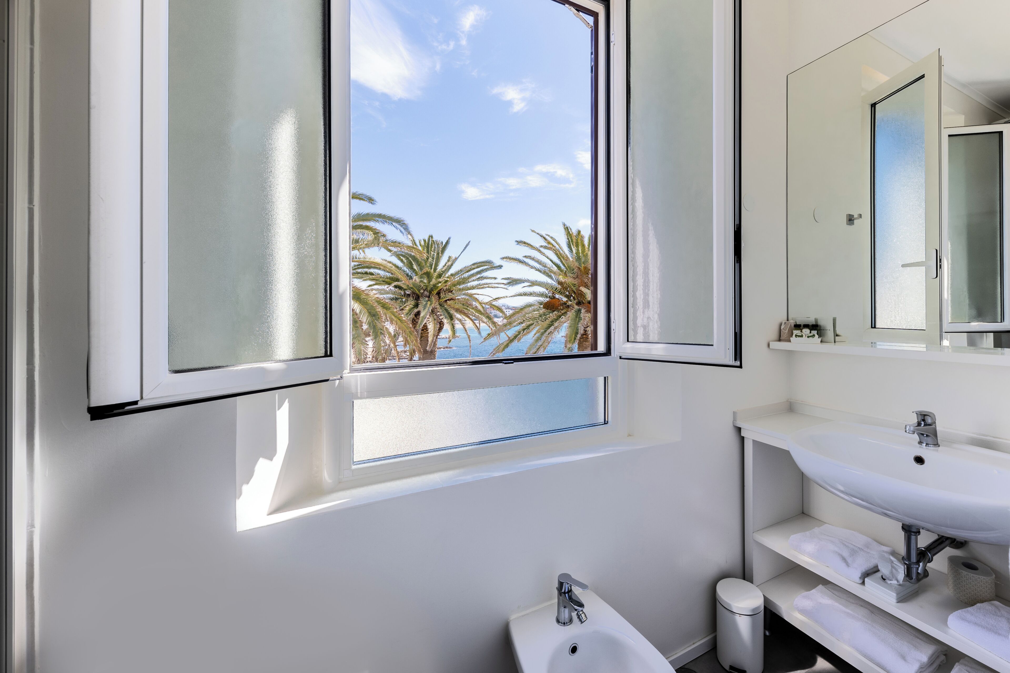 Classic Room | Bathroom | Shower, free toiletries, hair dryer, towels