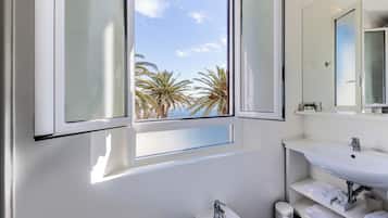 Classic Room | Bathroom | Shower, free toiletries, hair dryer, towels