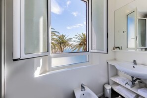 Classic Room | Bathroom | Shower, free toiletries, hair dryer, towels